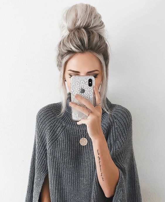 Chica con peinado de bun alto y esponjado