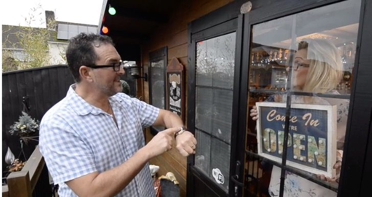 Mujer cerrando la puerta de un bar 