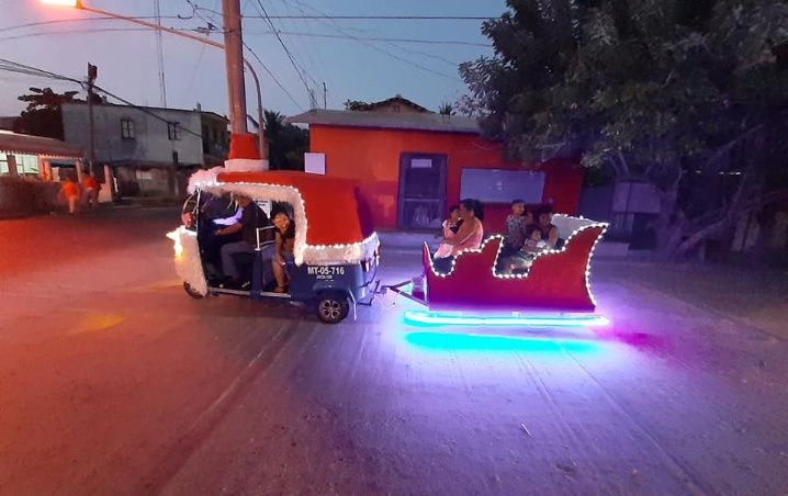 Familia paseando sobre un trino real 