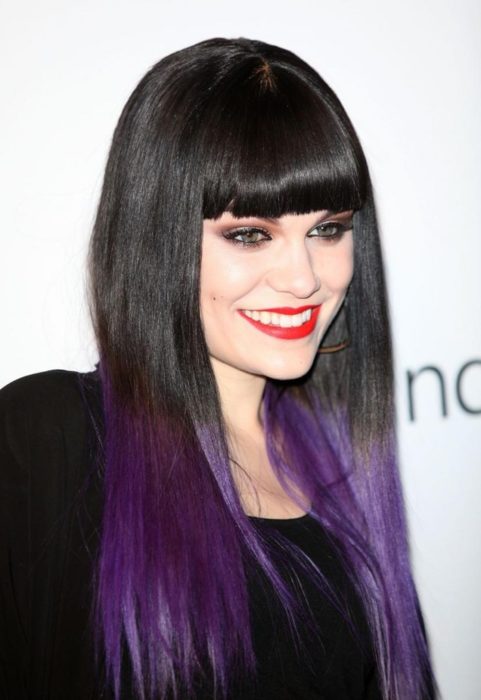 Cantante Jessy J mostrando su cabello de color dark violeta en las puntas
