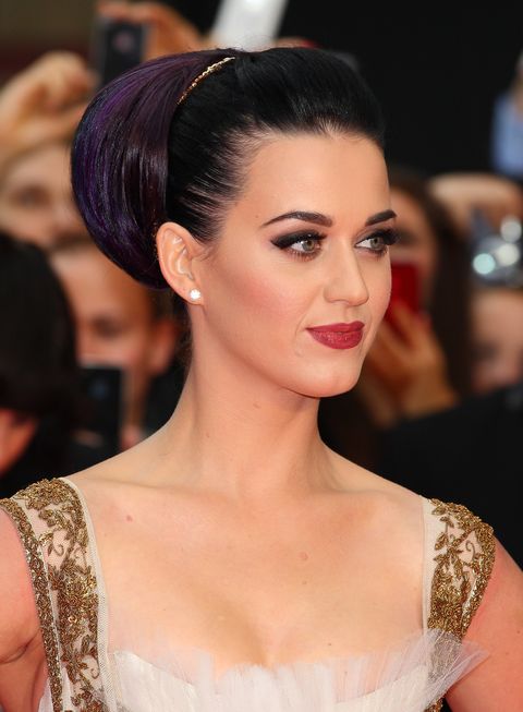 Katy Perry mostrando su cabello de color dark violeta en un peinado recogido