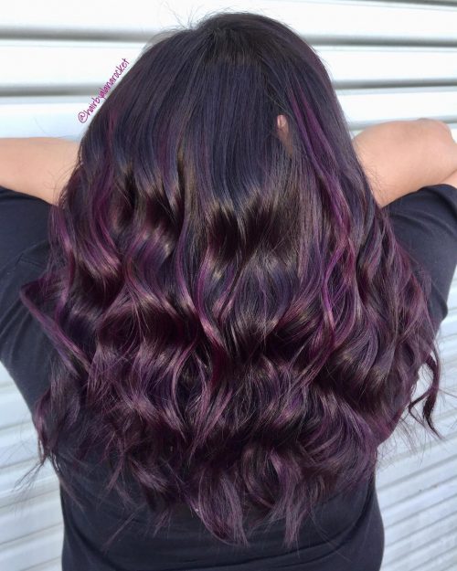 Chica mostrando su cabello de color dark violeta