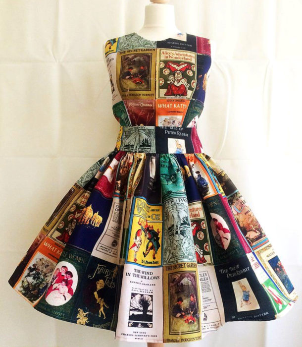 Vestido con portadas de libros