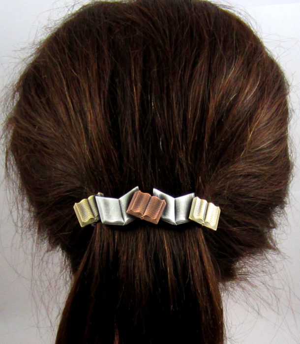 Broche para cabello en forma de libros
