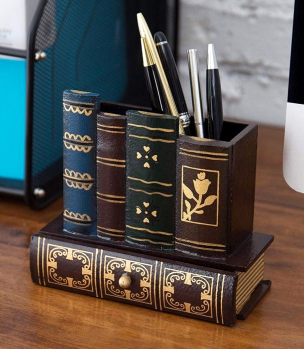 Lapicero en forma de libros