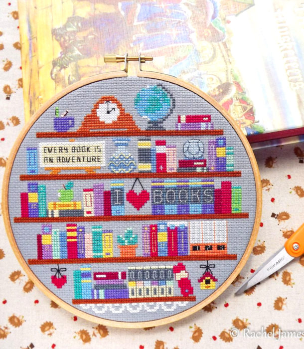 Bordado de librero con libros