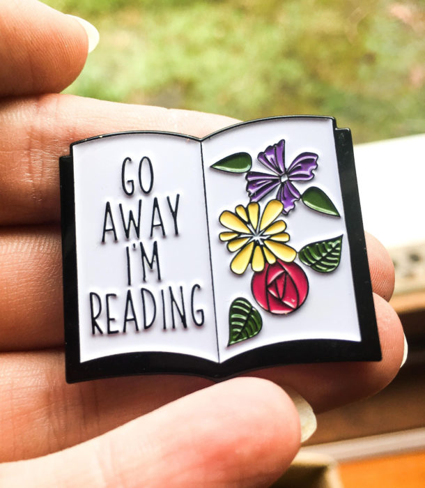 Pin en forma de libro con flores