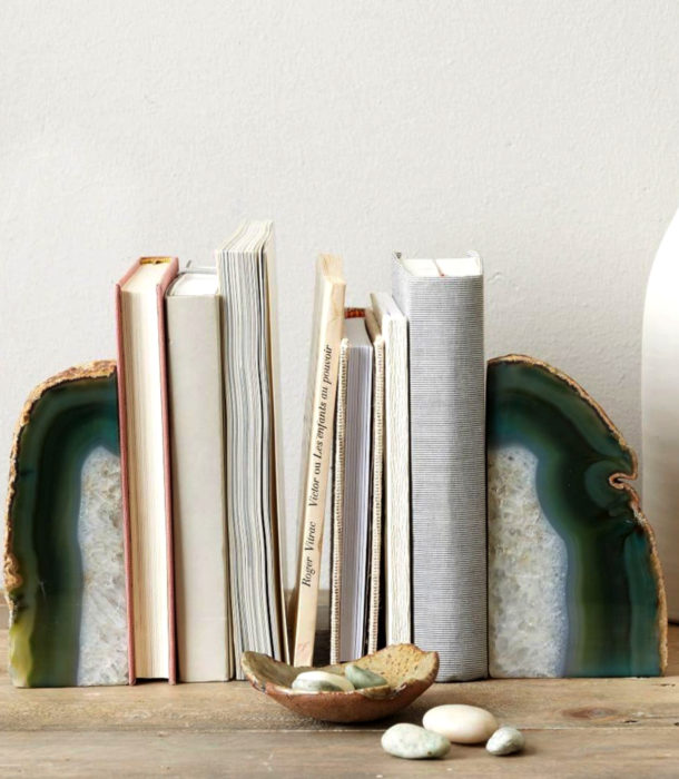 Soporte de piedra para libros