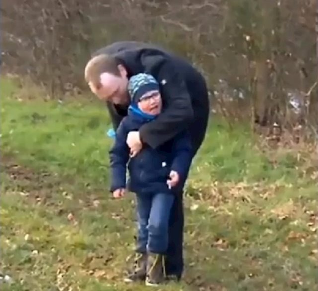 Padre e hijo jugando en un parque al aire libre