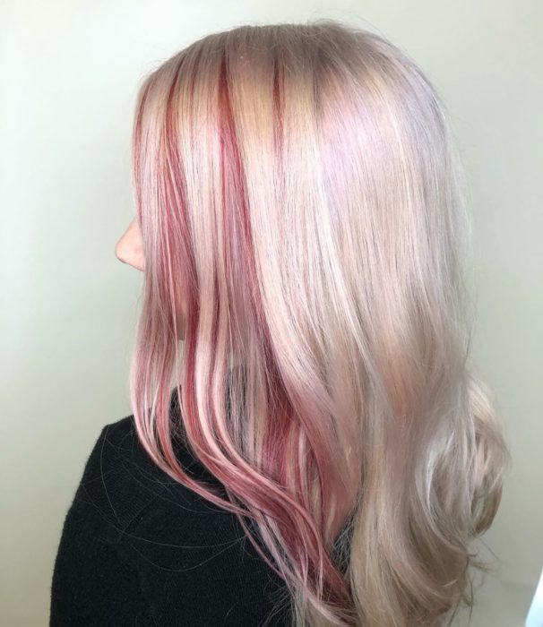 Chica con el cabello color platinado con tintes de luces color rojo