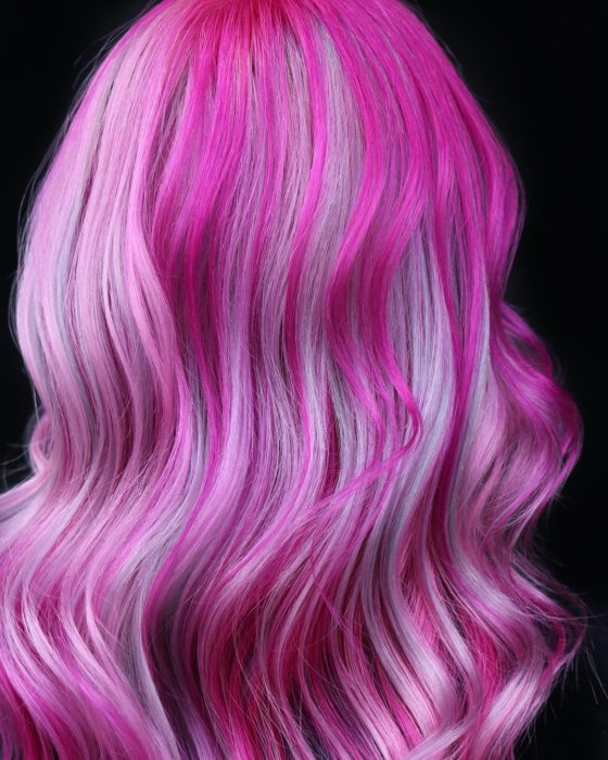 Chica con el cabello teñido de candy cane nueva tendencia de Instagram