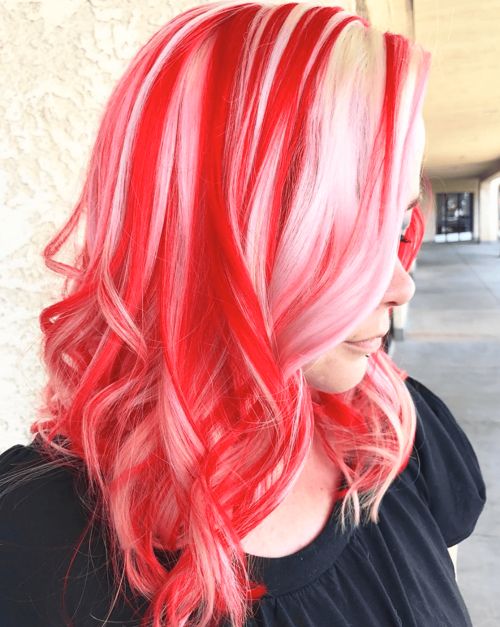 Chica con el cabello teñido de color rojo con platinado