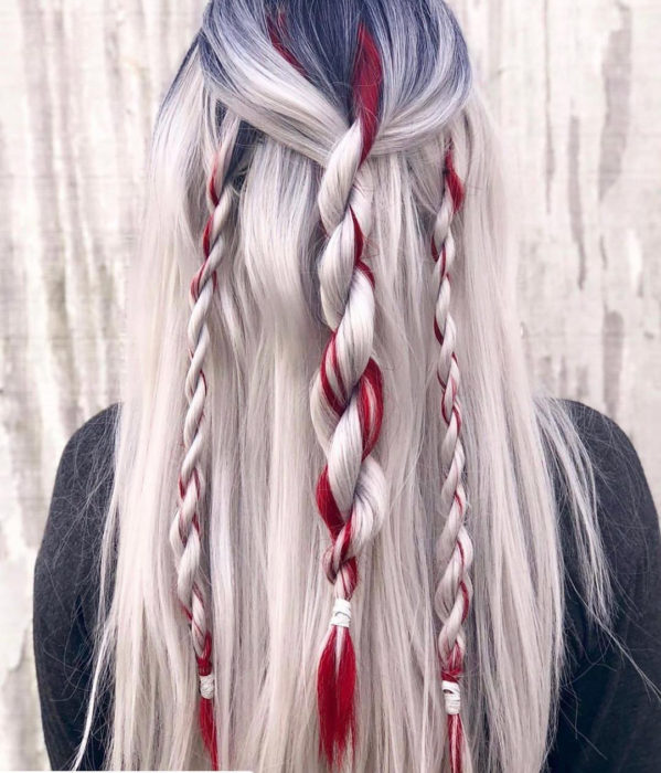Chica con el cabello teñido de color plata con luces de color rojo