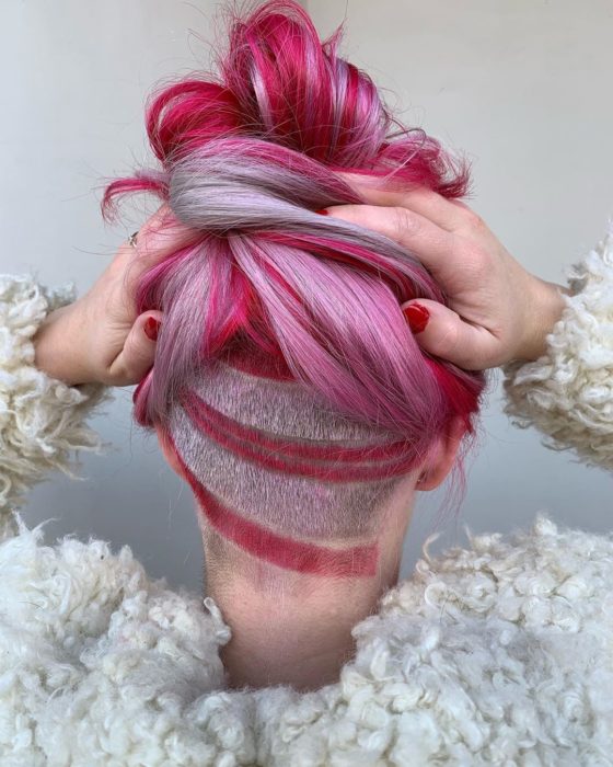 Chica con el cabello teñido de color rosa y rojo