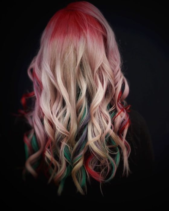 Chica con el cabello teñido de color verde, rojo y dorado