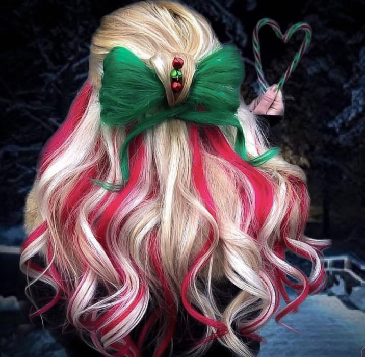 Chica con el cabello rubio teñido de color rojo con blanco y verde