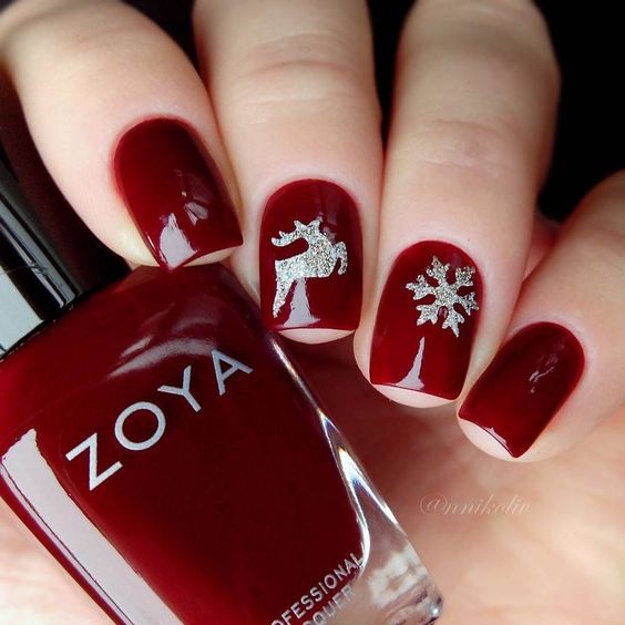 Decoración de uñas en rojo con plateado