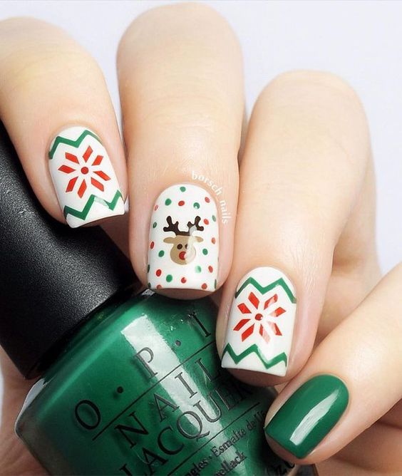 Decoración de uñas en blanco, verde y rojo