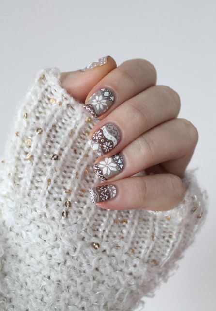 Uñas cortas con decorado navideño en blanco y texturas