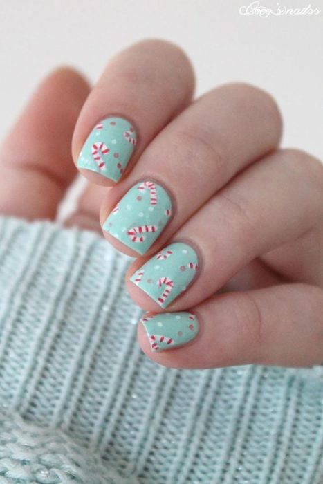 Uñas cortas en color menta con pegatinas de bastón de caramelo