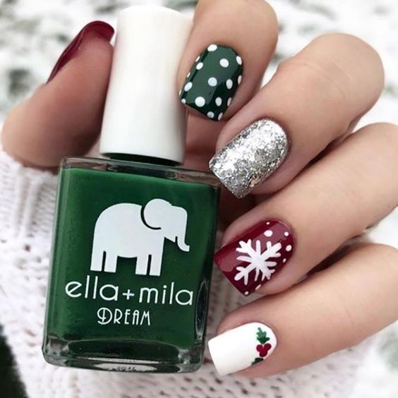 Uñas cortas con decorado navideño en verde y rojo