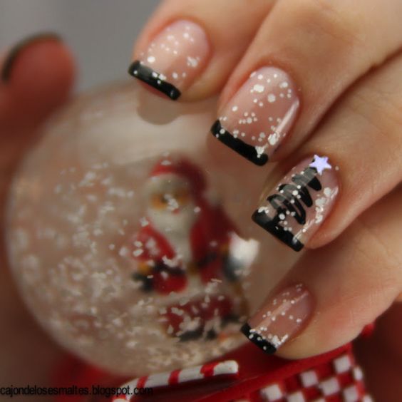 Uñas cortas con decoración de copos de nieve en blanco