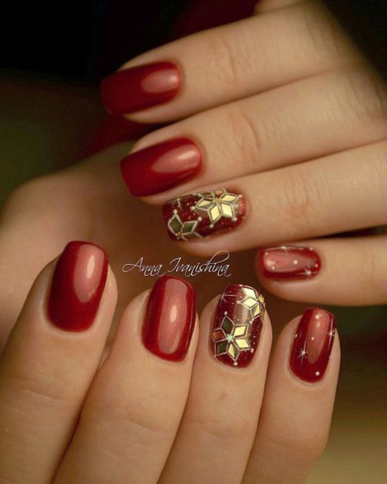 Uñas cortas con decoración navideña en dorado y rojo