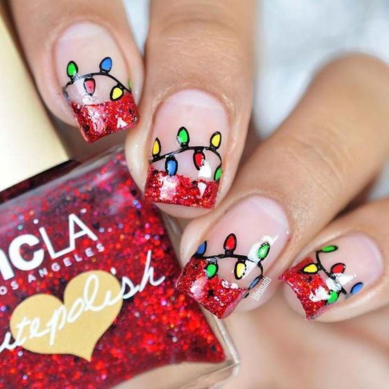 Uñas cortas con decoración navideña de luces