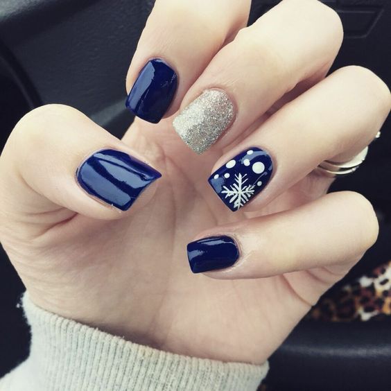 Uñas cortas con decorado navideño en azul y plata
