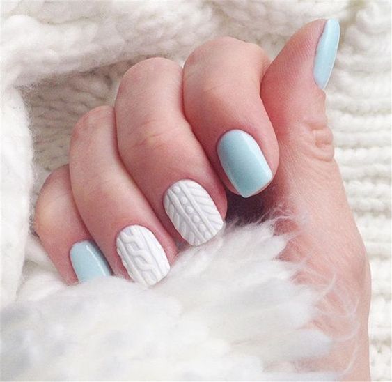 Uñas cortas con decoración navideña en relieve