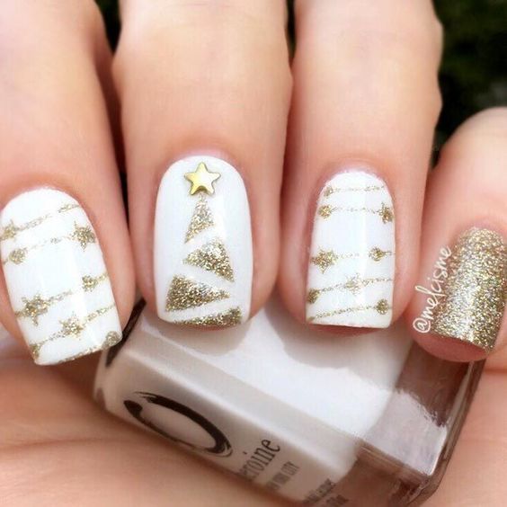 Uñas cortas con decoración navideña en blanco y dorado