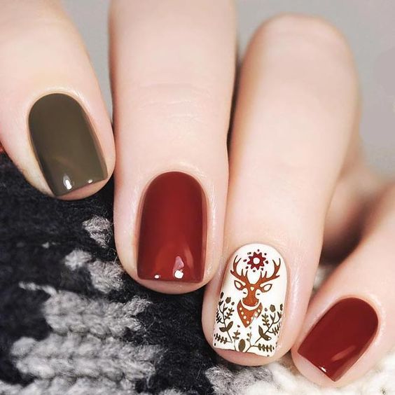 Uñas cortas con decoración navideña en vino y verde seco