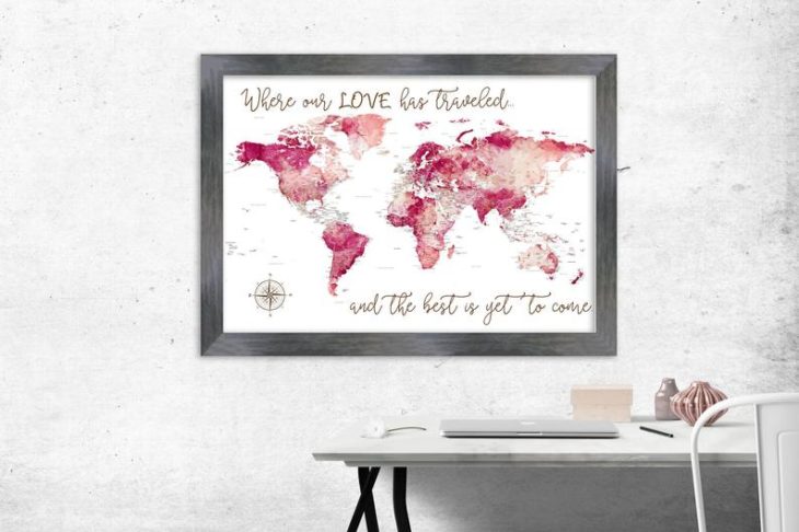 Cuadro decorativo con mapamundi en tonos rosa