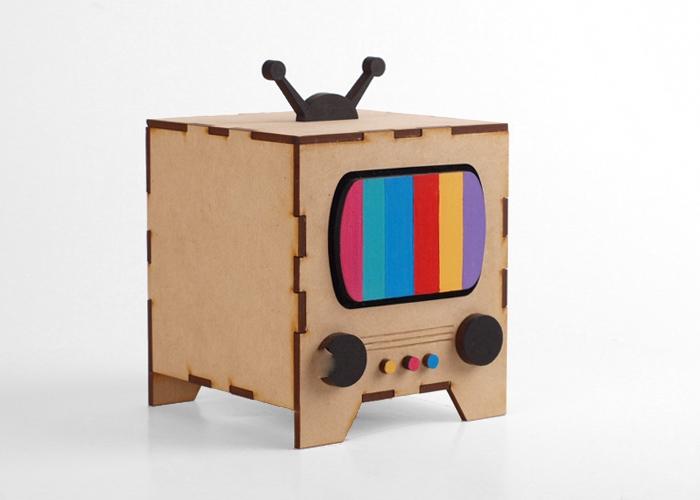 Televisión de cartón con colores que funciona como alcancía 