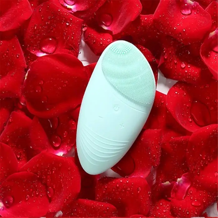 Exfoliante para la piel en color azul sobre pétalos de rosas 