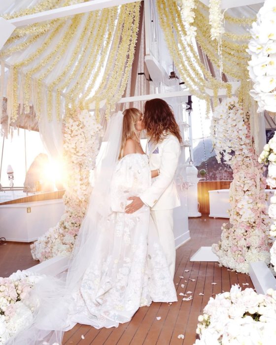 Boda de la modelo Heidi Klum y Tom Kaulitz en una playa adornada con rosas blancas