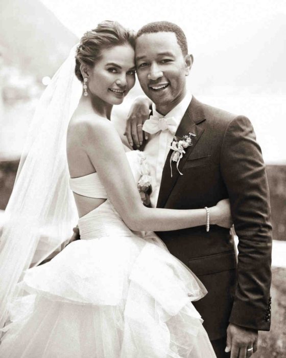 John Legend y Chrissy Teigen el día de su boda abrazados