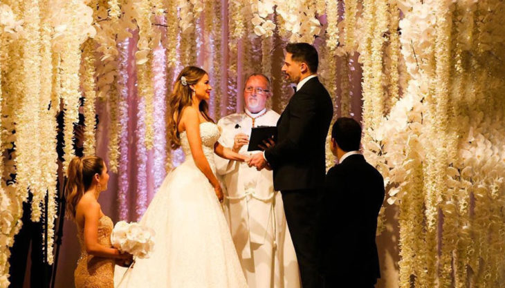Boda de Sofía Vergara y Joe Manganiello en un hermoso altar decorado con flores blancas
