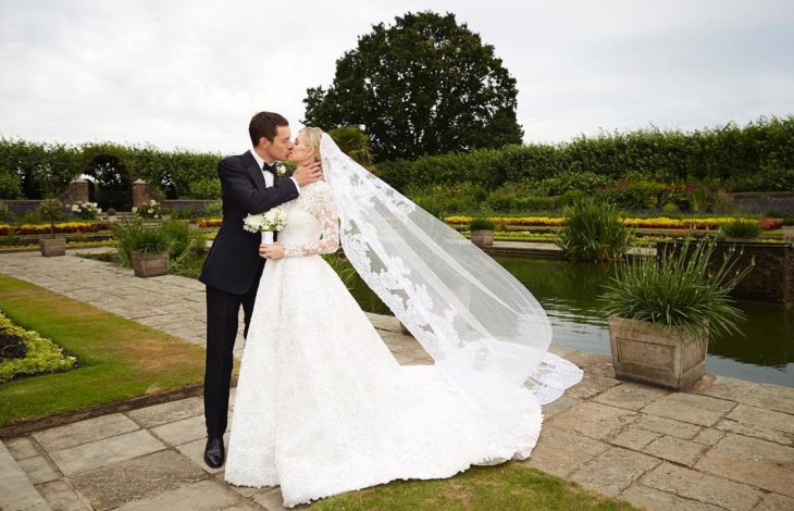 Nicky Hilton y James Rothschild el día de su boda posando para la sesión de fotos en un jardín