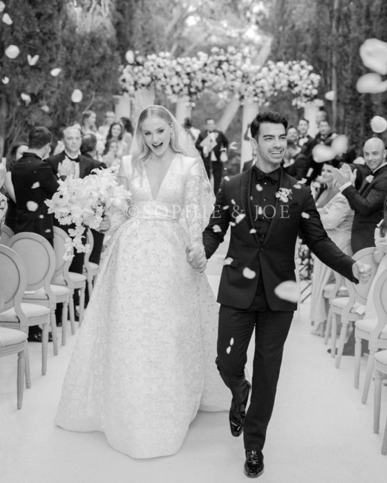Joe Jonas y Sophie Turner caminando por el pasillo del altar el día de su boda