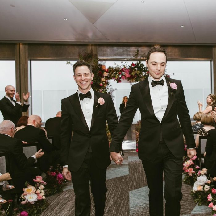 Jim Parsons y Todd Spiewak caminando tomados de la mano después de su boda