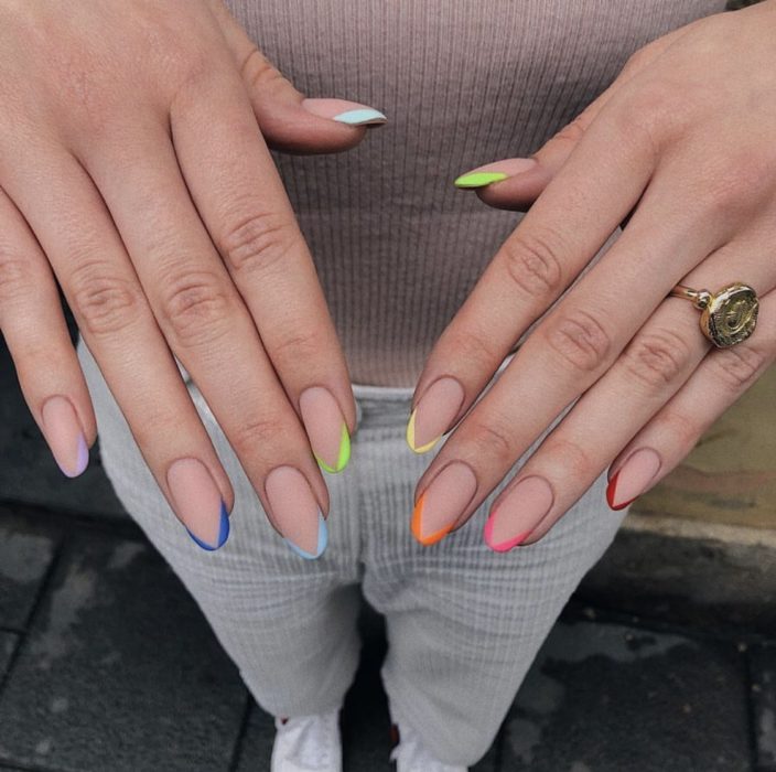 Manicure francesa en colores amarillo, rosa, rojo y azul