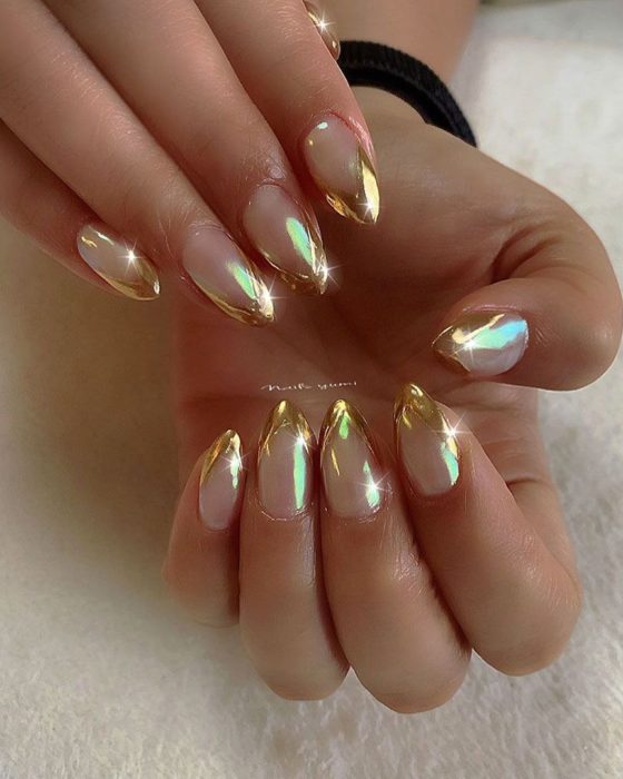 Manicure francesa en color dorado con efecto espejo