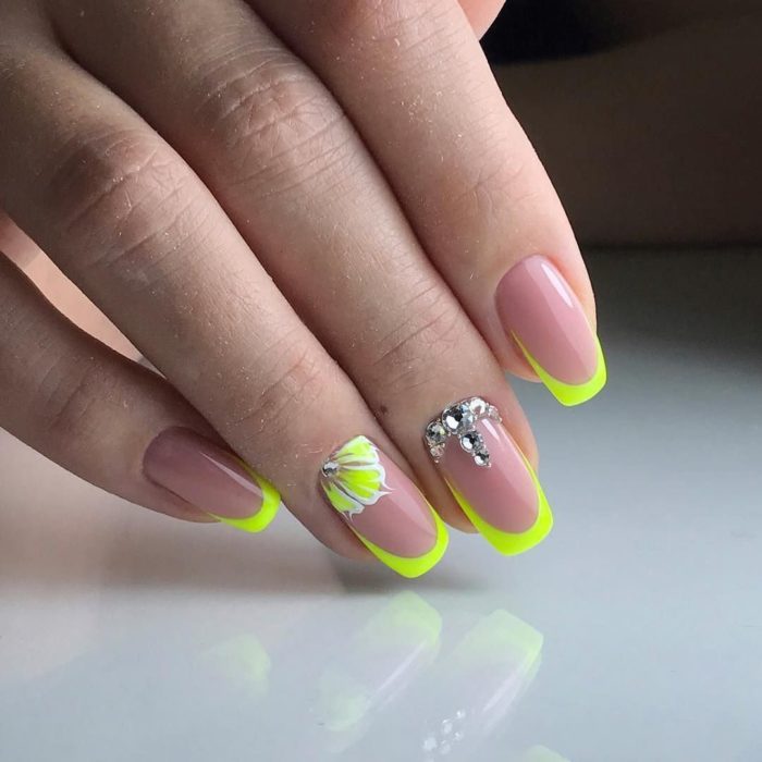 Manicure francesa en color verde fosforescente