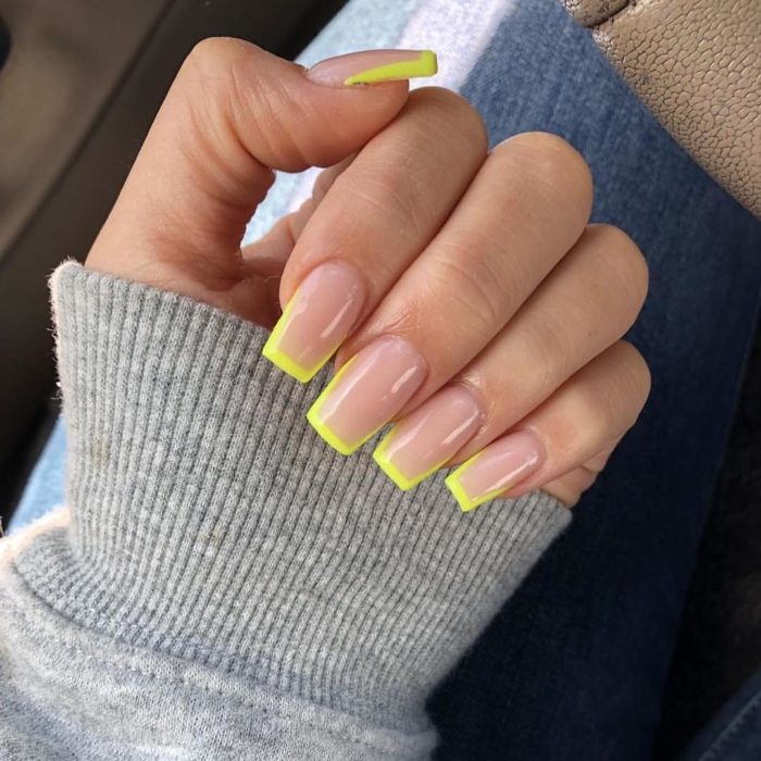 Manicure francesa en color verde neón