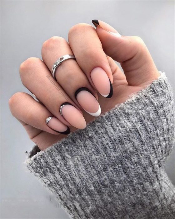 Manicure francesa en tonalidades neutrales