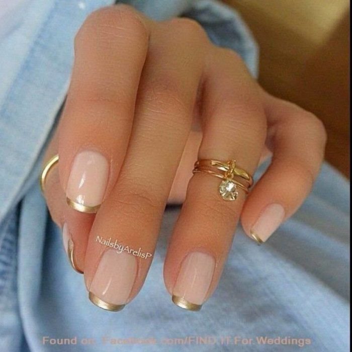 Manicure francesa en color dorado