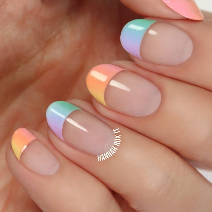 Manicure francesa en colores de arcoíris