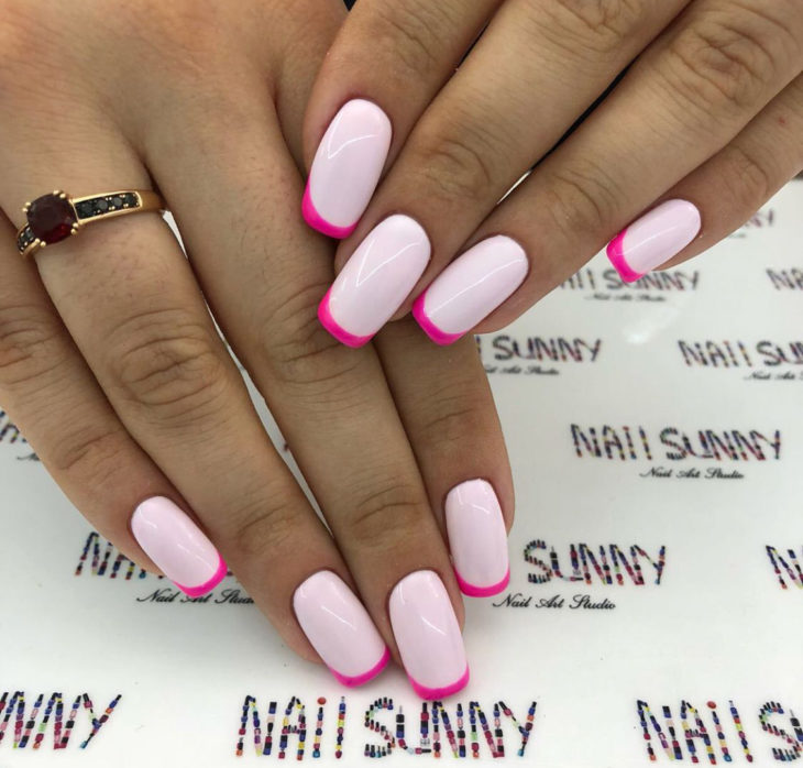 Manicure francesa en color rosa fucsia