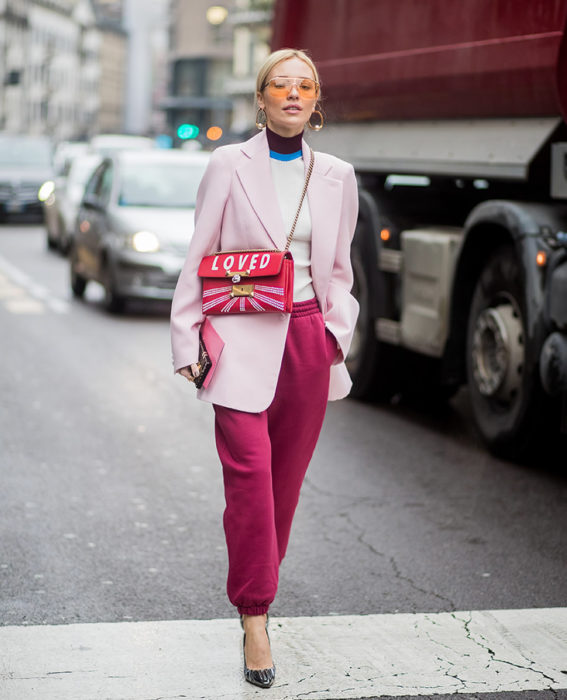 Chica usando un atuendo de pants con saco rosa fucsia